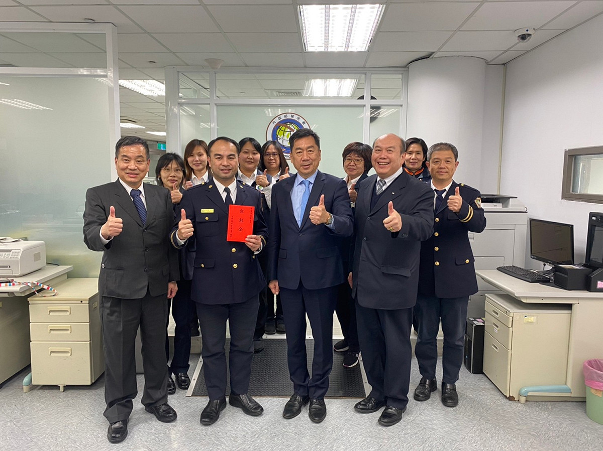 內政部次長陳宗彥(右2)至移民署連江地區行政中心頒發慰問金，移民署副署長林興春(右1)率國境事務大隊副大隊長陳四信(右4) 及連江地區行政中心召集人陳仁政 (右3) 陪同。 圖：移民署提供