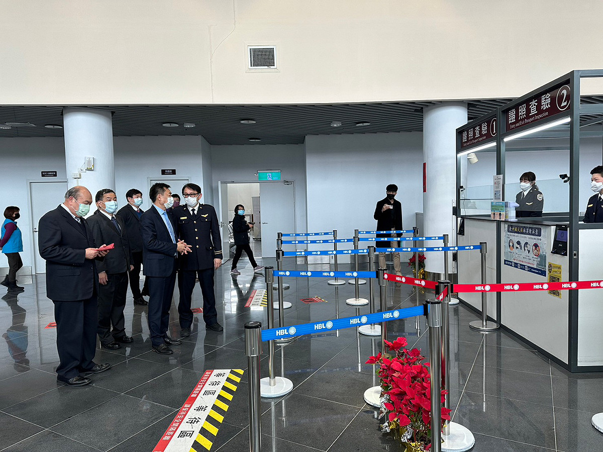 內政部政務次長陳宗彥(右2)前往馬祖福澳港旅運大樓視察通關作業。 圖：移民署提供