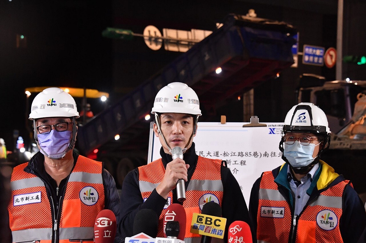 台北市長蔣萬安日前視察路面銑鋪工程。 圖：台北市政府 / 提供（資料照）
