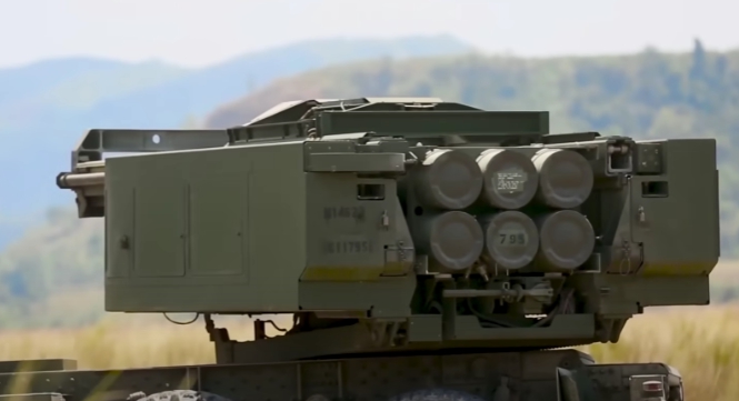 美國多管火箭系統 （GMLRS），能夠由「海馬斯」和 M270 火箭砲發射。 圖 : 翻攝自 War Thunder / wiki