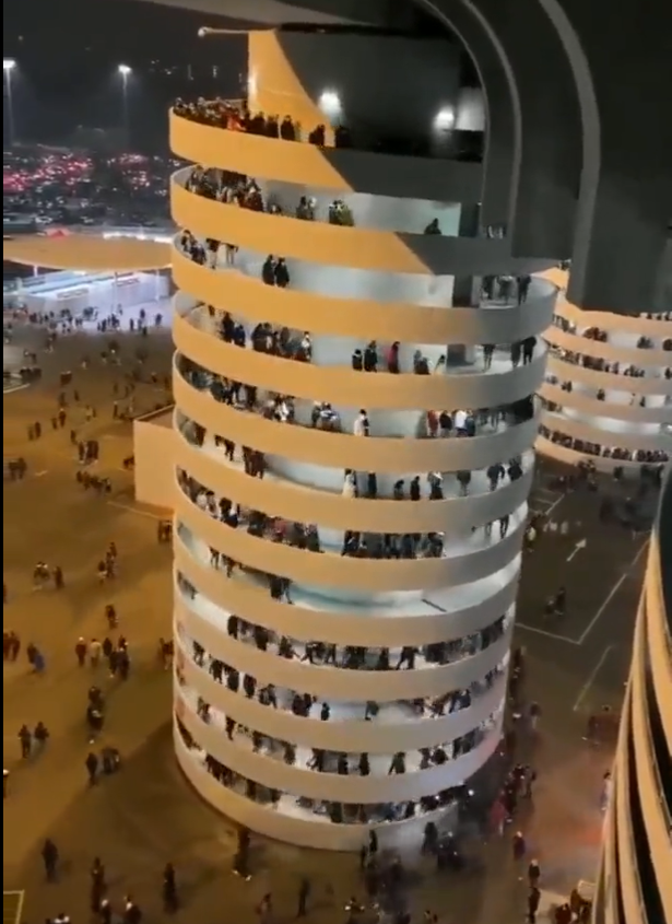 從遠處觀看人群疏散時的坡道，就會產生建築旋轉的錯覺。 圖：翻攝自推特