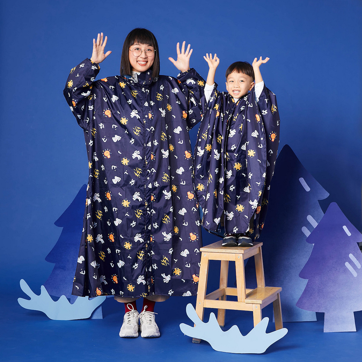 「hahababy」推出「經典文字光源兔親子雙面純棉外套＆雨衣」。 圖：台北市產發局 / 提供