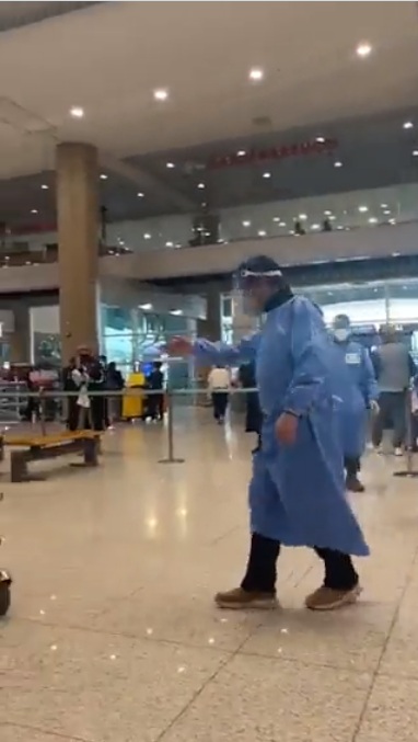 針對南韓要求入境時必須提出抵達韓國前48小時內做的核酸檢測陰性證明，以及24小時內的快篩檢測，當作入境證明一事，中國駐韓大使館祭出停發短期簽證反制措施。 圖：@2022_Lockdown推特截圖