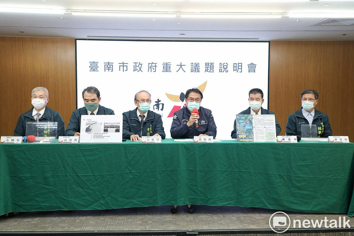 台南市長黃偉哲率秘書長等首長召開記者會，針對「前經發局長疑似涉貪」、「爐碴爭議」、「治安」和「光電設置」等社會關注事件，詳細說明相關立場和處置作為。 圖：黃博郎／攝