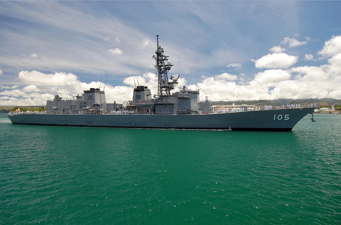 日本「村雨型」(むらさめ型)護衛艦「電號(いなづま，DD-105)」10日傳出擱淺漏油意外，現正積極搶救控制中。 圖：翻攝維基百科/公有領域