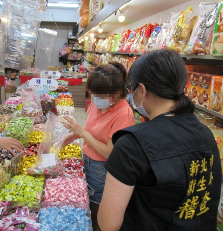 衛生局稽查應景食品－三色軟糖。 圖：新北市衛生局提供