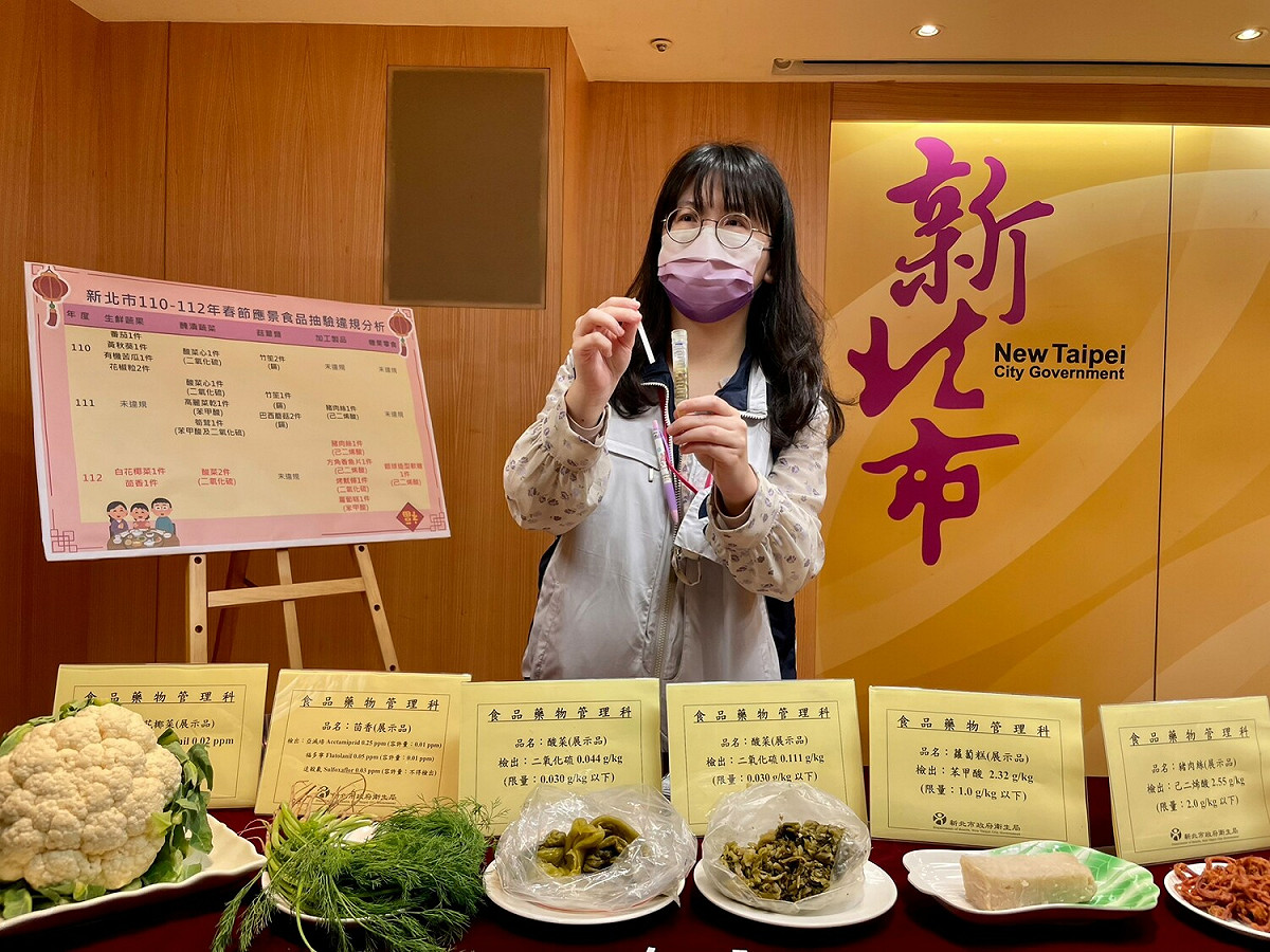 現場示範檢驗食品。 圖：新北市衛生局提供