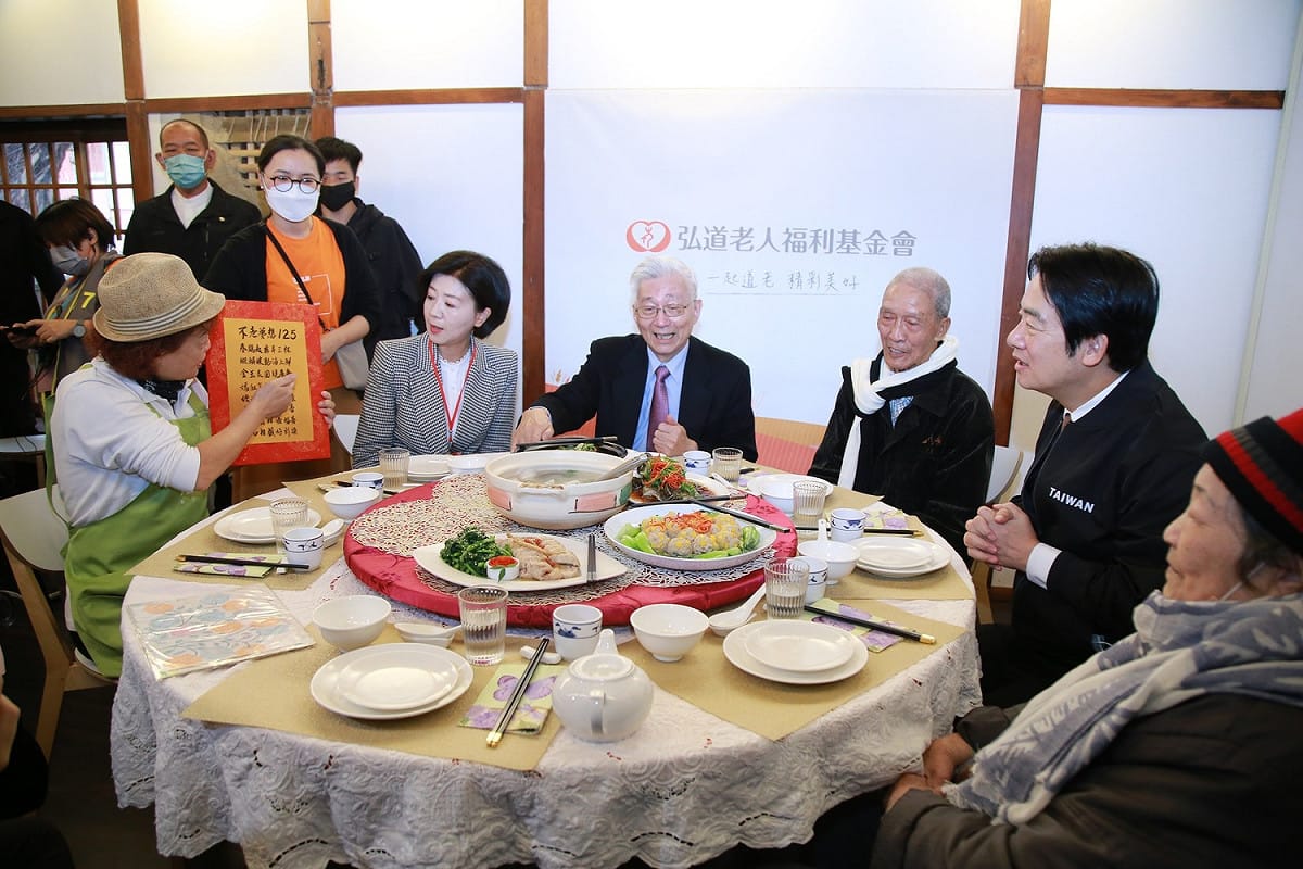 台中不老夢想館圍爐，王育敏代表盧秀燕出席，與賴清德一同陪長輩圍爐。 台中市政府/提供