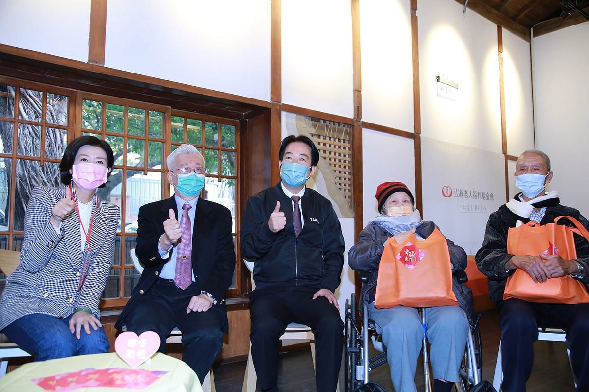 台中市政府與弘道老人福利基金會在紀念建築宮原武熊宅邸-不老夢想125號-舉辦長輩圍爐活動。 台中市政府/提供