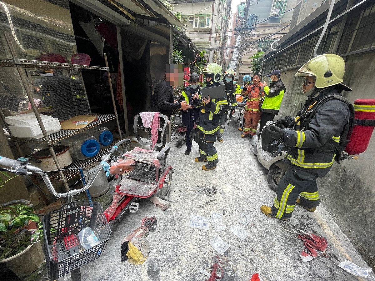 今(112)年截至目前為止，新北市一共發生4起電動自行車火災，其中起火原因皆為電池過充造成電池異常升溫或內部基板過熱、短路進而引燃周邊之可燃物致生火災。 圖：新北市消防局提供