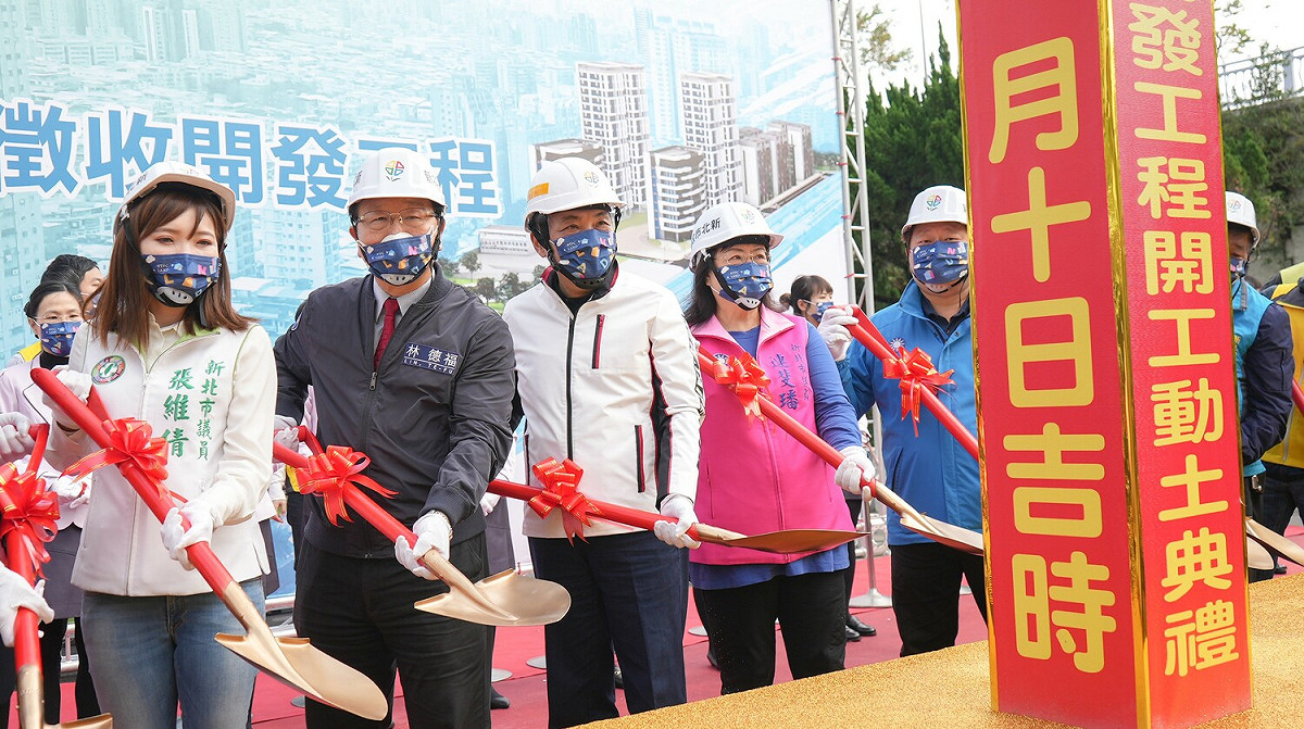 新北市長侯友宜（左三）和與會貴賓一起動土。 圖：新北市地政局提供