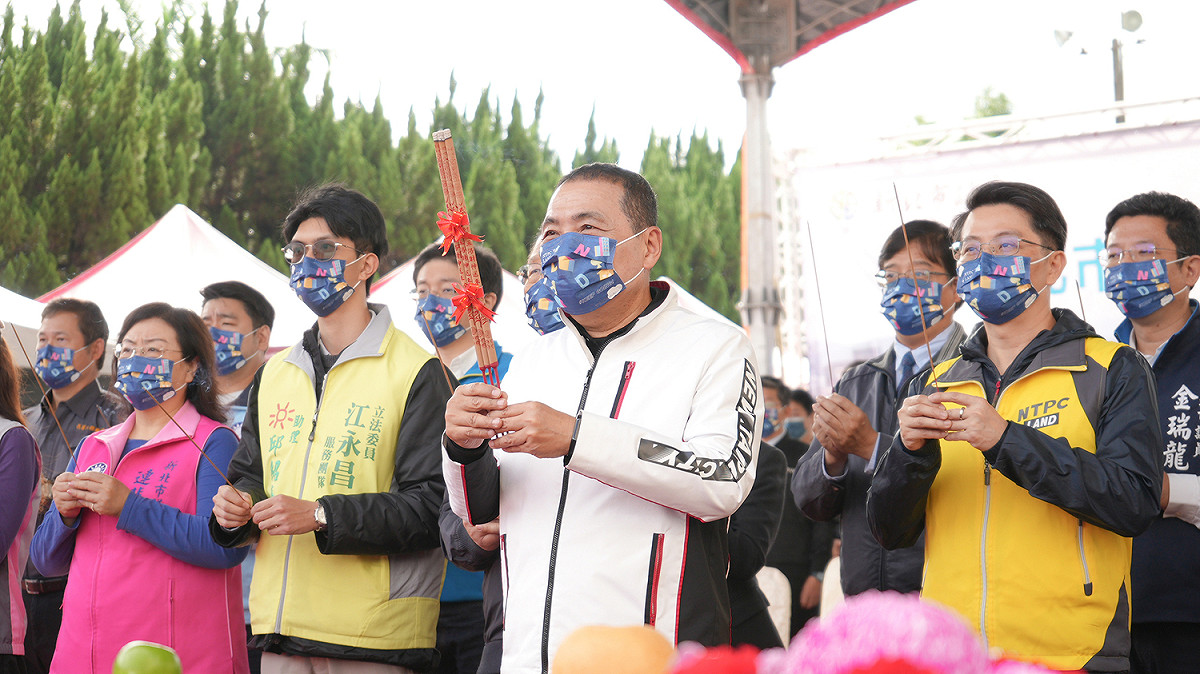 新北市長侯友宜為秀北區段徵收工程開工典禮主持祝禱儀式。 圖：新北市地政局提供