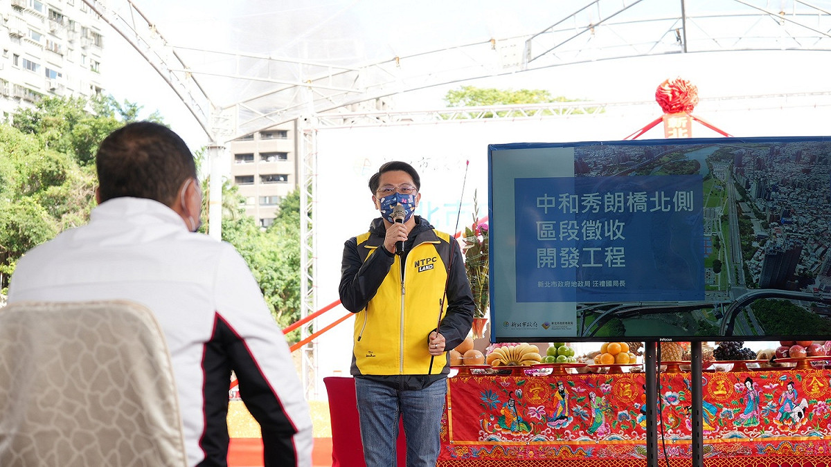 地政局長汪禮國針對秀北開發工程進行簡報。 圖：新北市地政局提供