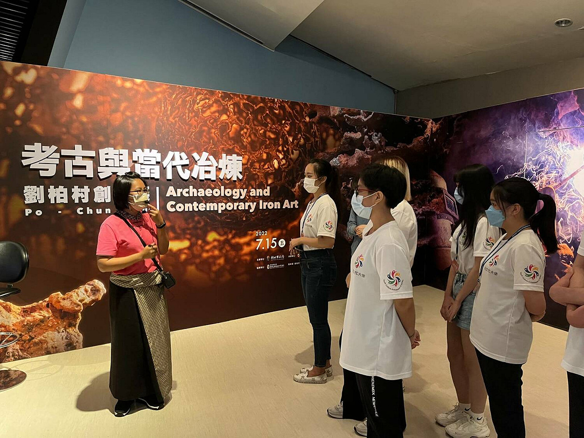 新北文化大使學員深入藝文場館，認識場館文化及展覽。 圖：新北市文化局提供