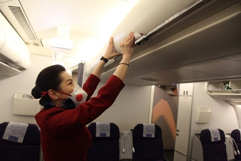 空姐提到，不要嘗試偷偷將大包包帶上飛機。她建議攜帶小件行李，並將較大的行李進行托運。 圖:翻攝自微博