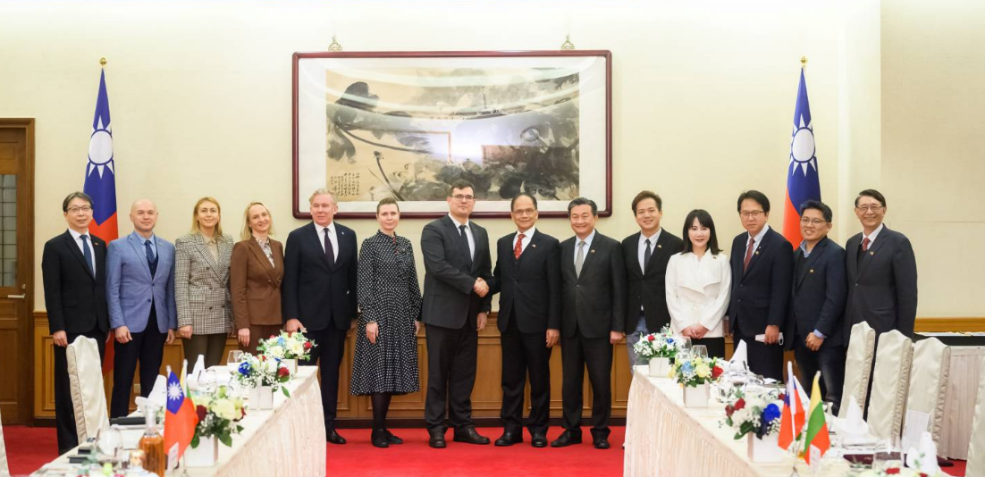 游錫堃款宴立陶宛國會國安及國防委員會卡斯楚那斯主席(Laurynas Kasciunas)及國會友台小組莎卡琳恩副主席(Dovile Sakalien)一行人。 圖：游錫堃辦公室提供（資料照）
