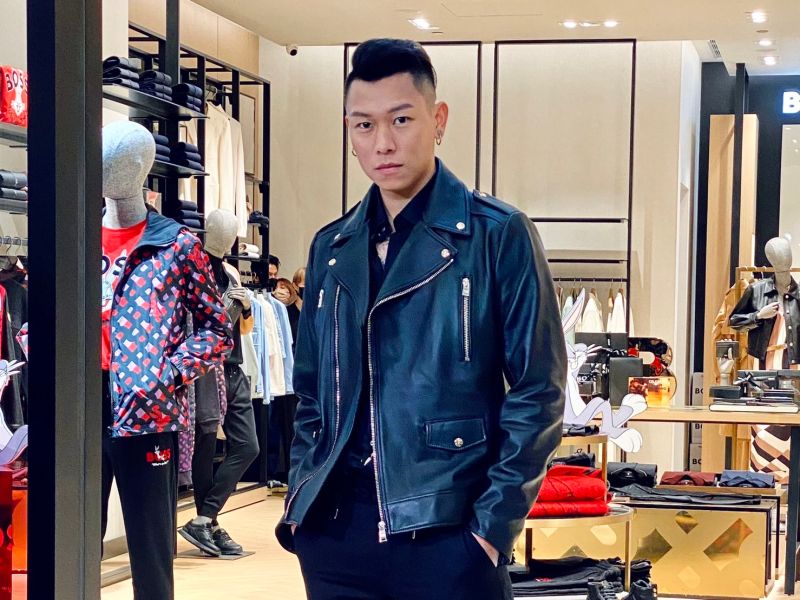 瘦子傷後帥露面，為BOSS台北101專門店開幕記者會站台，親自還原「炸鼻」滿臉血過程；朱軒洋則透露已關心柯震東傷勢，「有嚇到，不知道他現在好不好」，幽默表示過陣子開始宣傳，「如果傷口還沒好的話，我自己是認為包起來出席也是蠻帥的」。 圖／記者蕭涵云攝