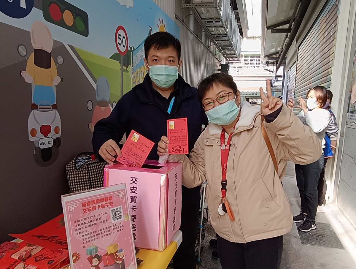 只要當日至蘆洲監理站辦理微型電動二輪車查核的民眾，或至蘆洲監理站臉書粉專按讚，即可索取春聯及兔年賀卡。 圖：台北區監理所提供