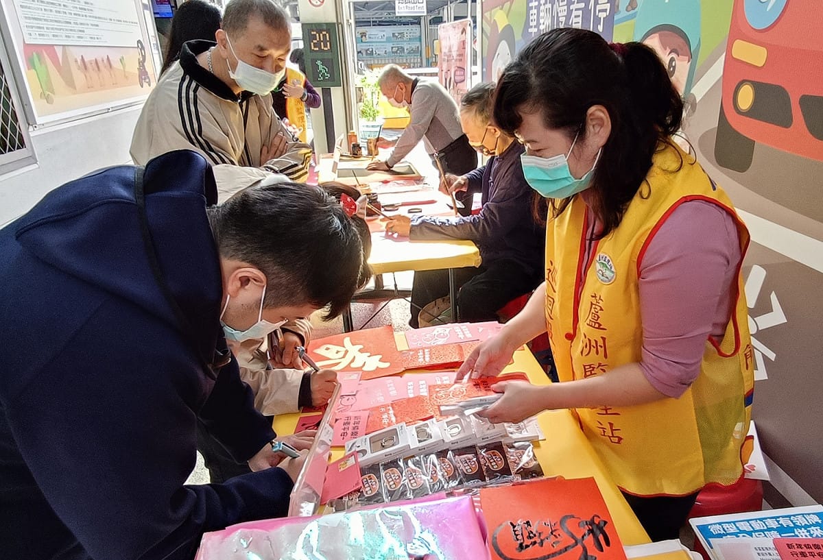 民眾填寫交安賀卡。 圖：台北區監理所提供
