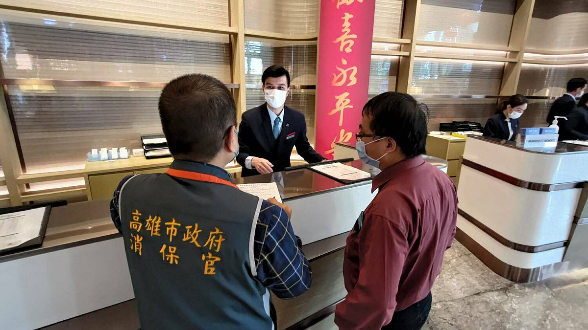 高市府觀光局聯合消保官稽查知名飯店。 圖：高雄市觀光局/提供