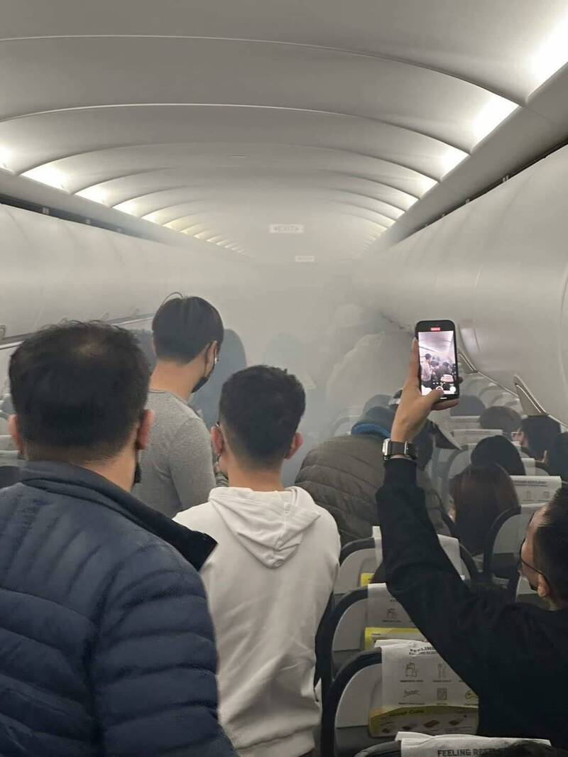 從TR993班機乘客拍攝的照片中可見，客艙瀰漫煙霧。 圖：翻攝推特
