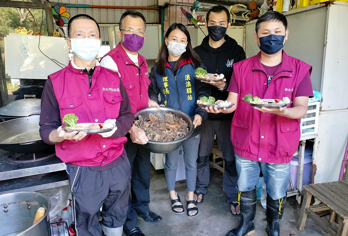 台灣浪浪驛站與動保處公私協力製作新年大餐。 圖：新北市動保處提供