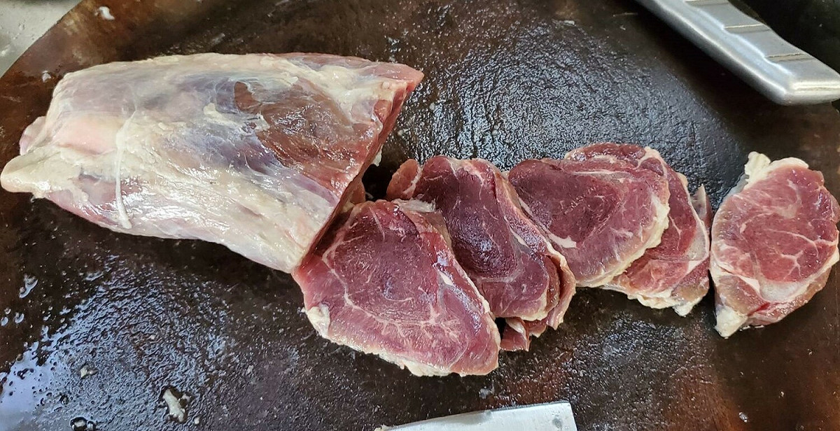 全程冷凍保鮮的肉類食材。 圖：新北市動保處提供