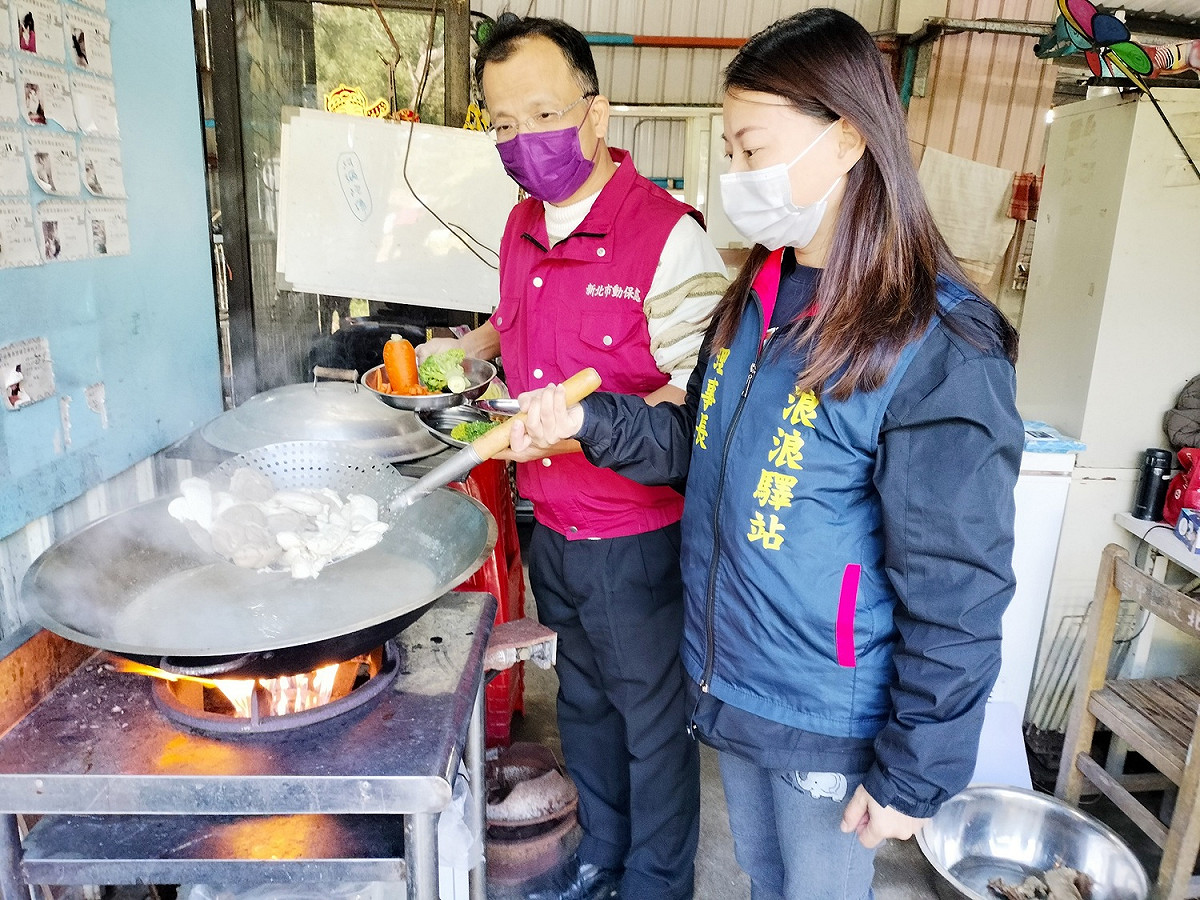 理事長陳若馨親手烹煮新鮮美味營養料理。 圖：新北市動保處提供