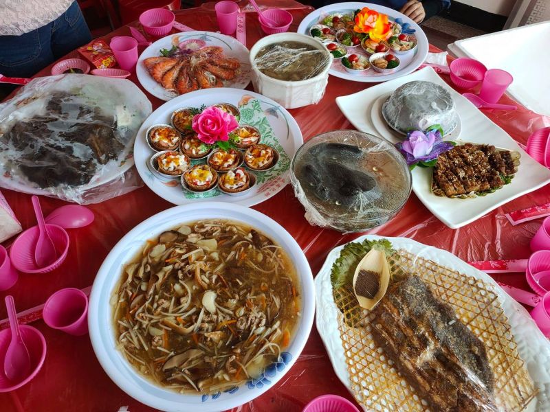 流水席之亂持續延燒！一位準新娘大罵夫家，指出夫家要辦流水席是「鄉下人」，引發未來小姑不滿，雙方隔空罵戰。 示意圖／翻攝《爆廢1公社》