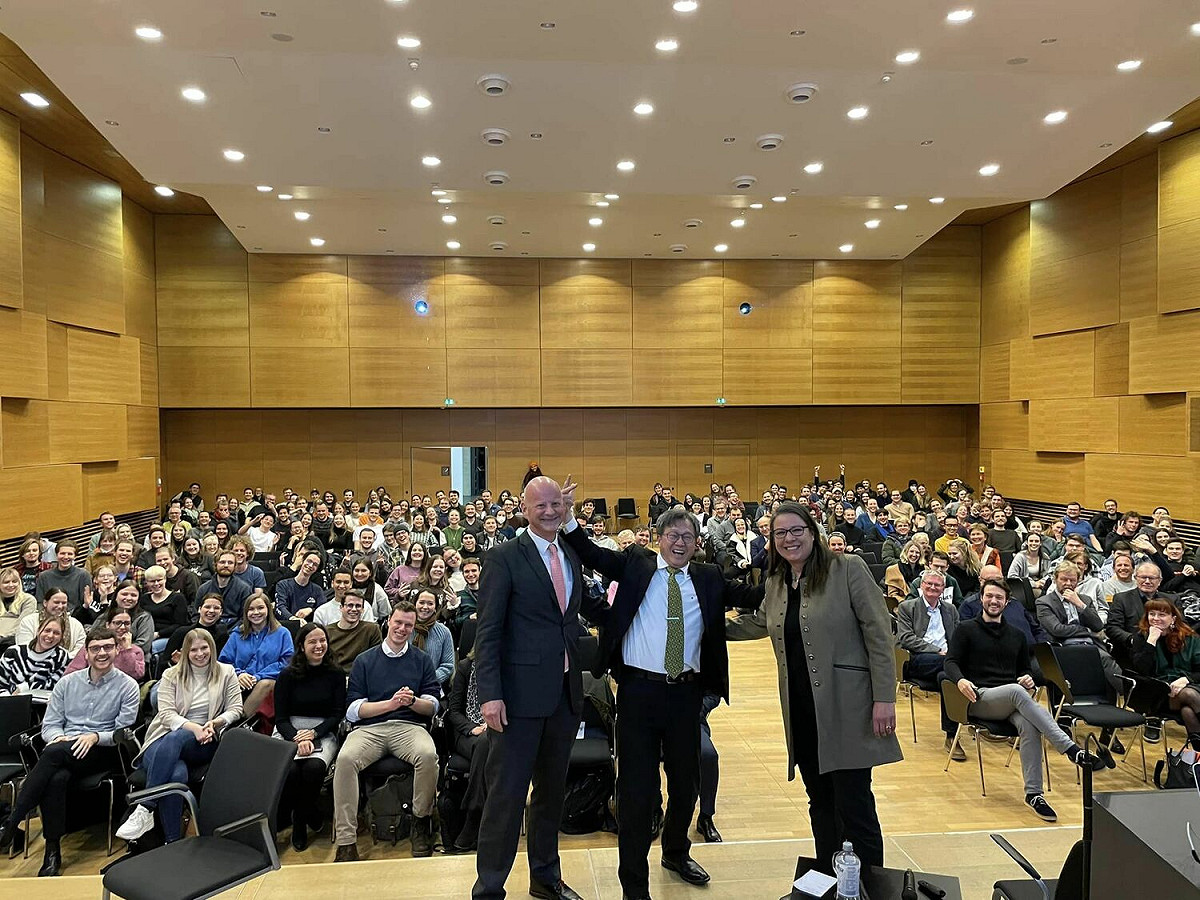 駐德代表謝志偉（前排中）獲德國雷根斯堡大學邀請，與300學生對談「中國威脅下的台灣」，獲得滿堂彩。 圖：翻攝自謝志偉臉書