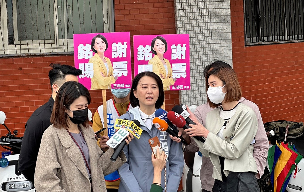 王鴻薇受訪回應時事。 圖：王鴻薇辦公室/提供