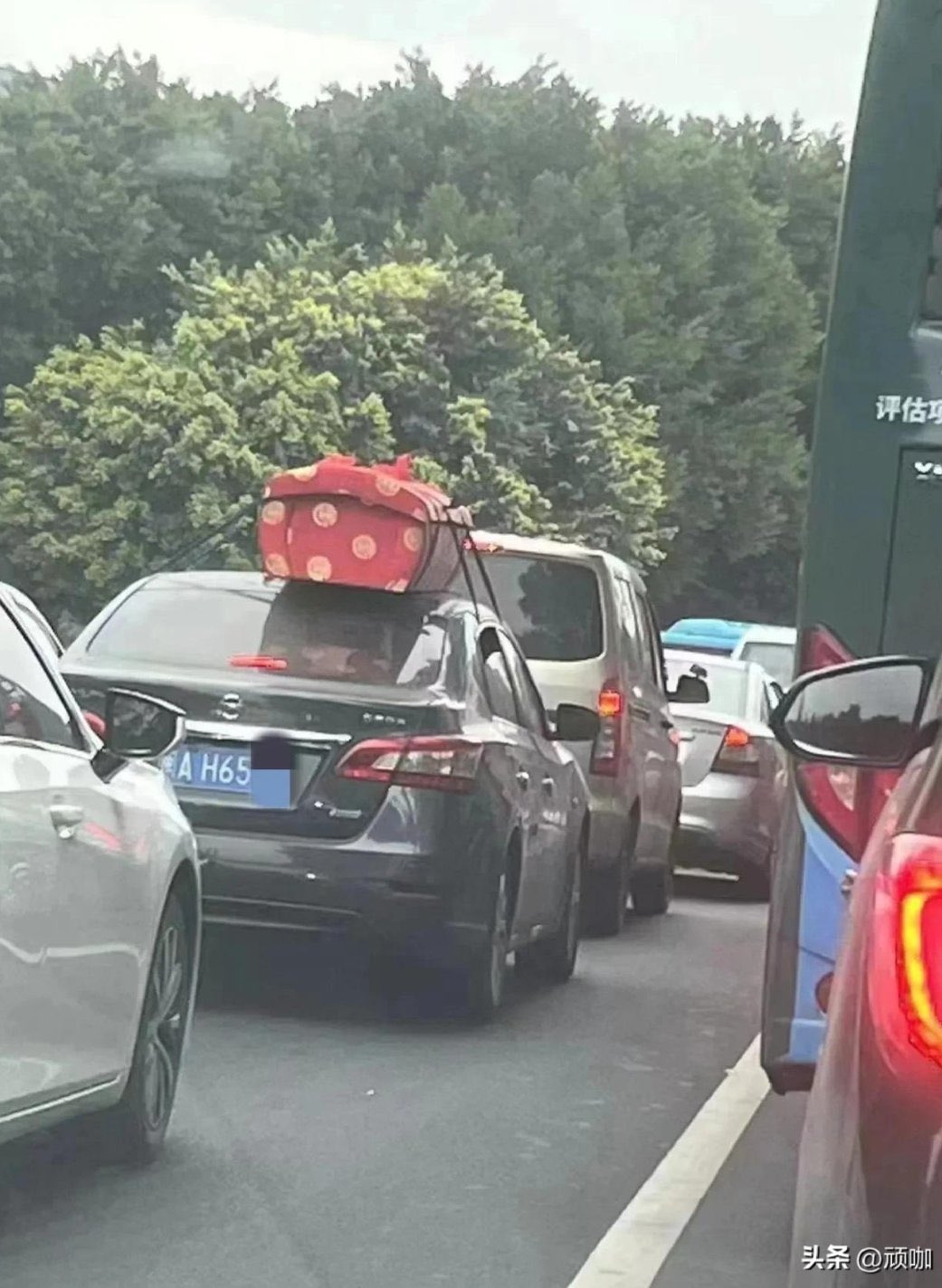 中國福州出現私家車運大體畫面。 圖：翻攝自方舟子推特