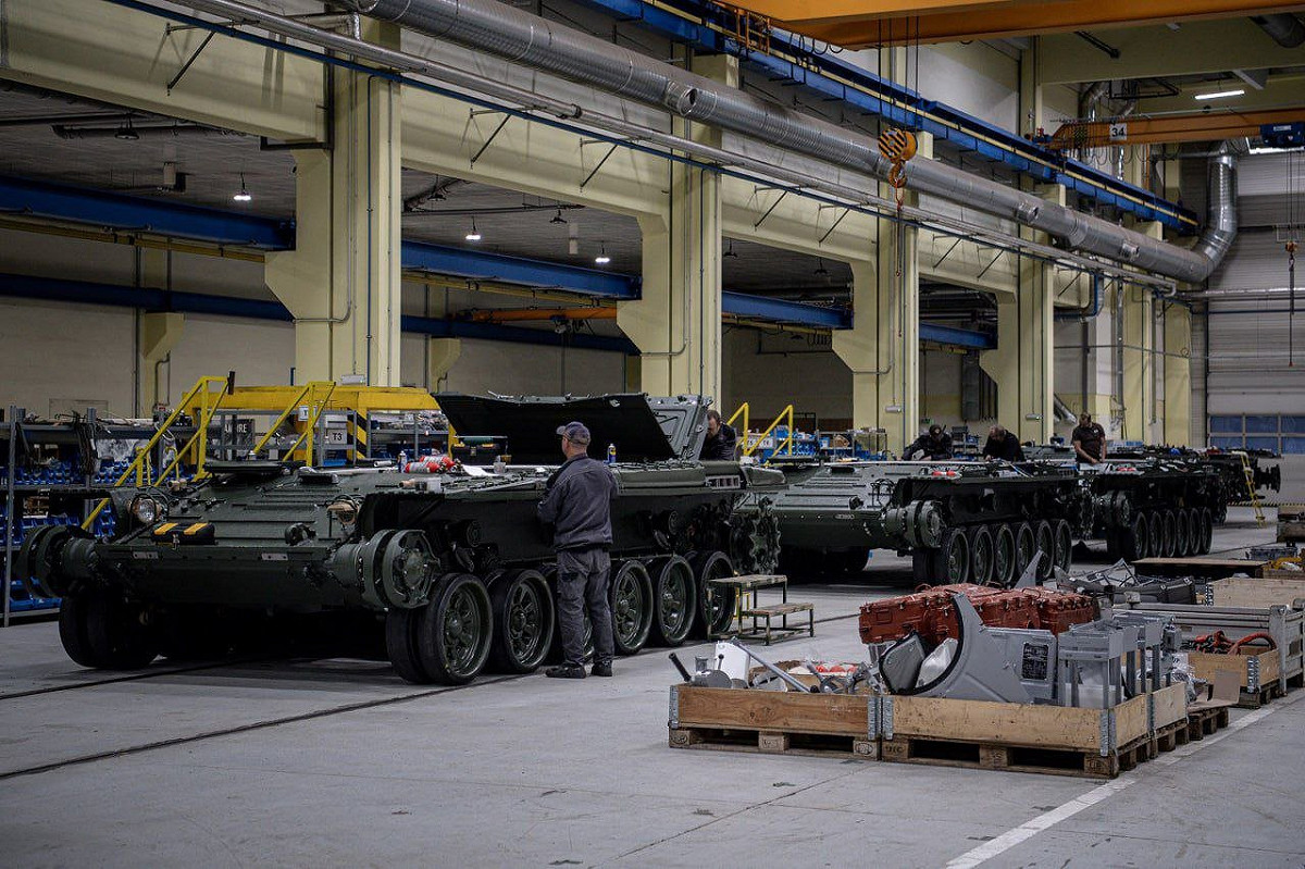 據烏克蘭獨立記者說法，捷克軍火企業 Excalibur Army 公司日前對 T-72 主力坦克進行現代化改造並運往烏克蘭，據稱目前 90 輛現代化坦克中的 20 輛已抵達烏國。 圖：擷自推特@NOELreports