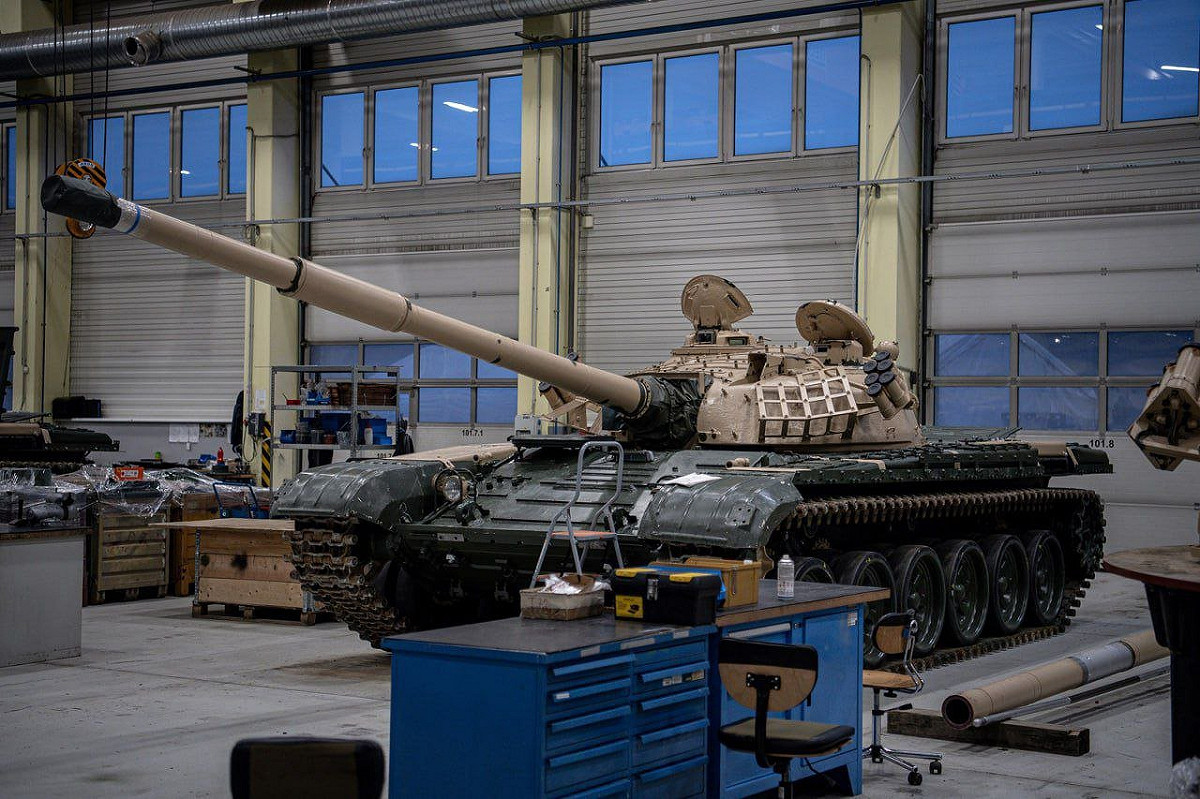 Excalibur Army 公司在捷克對 T-72 坦克進行維修和現代化改造，然後再運往烏克蘭。該坦克進行的改造包括增設熱成像、夜視、先進彈道計算裝置、全新通信設備和反應裝甲。 圖：擷自推特@NOELreports