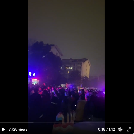 中國江蘇南京居民抗議小區強行安排黑社會物業。 圖：翻攝自推特@renminwansui5