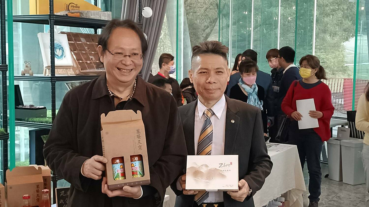 天記食品行第三代跨域研發健康飲品，發表會上捐出1萬5000元獎學金予唐氏症基金會。 主辦單位/提供