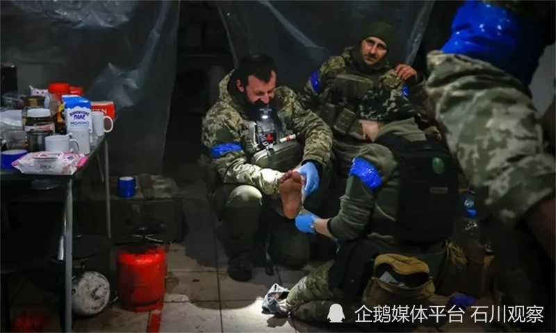 烏俄雙方連續數月在索萊達爾地區激戰，雙方死傷慘重。圖為傷患士兵被送到野戰醫院。 圖：翻攝自 騰訊網/石川觀察