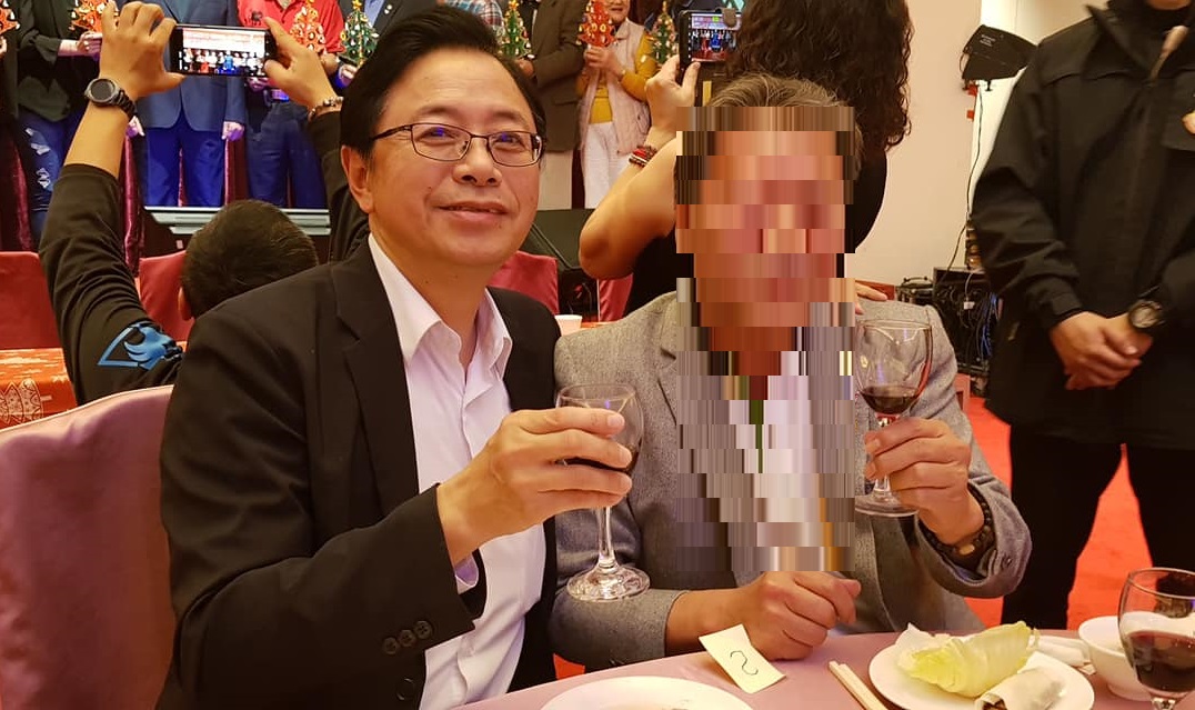 被舒翠玲說「滴酒不沾」、「拿酒杯只是做樣子」的張善政在許多餐會中與民眾敬酒合影。 圖:翻攝自臉書
