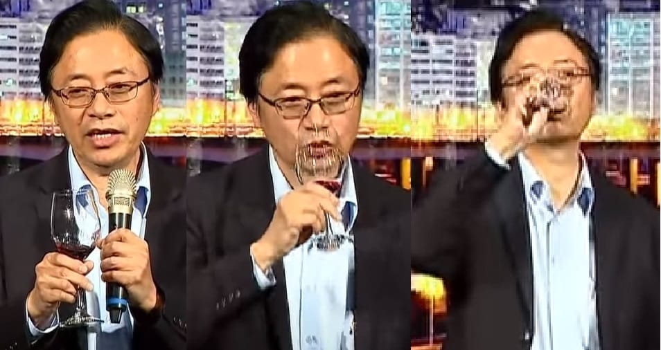 被說「滴酒不沾」、「拿酒杯只是做樣子」的張善政更曾在2019年內科餐會中在台上致詞時敬酒舉杯飲下。 圖:翻攝YouTube