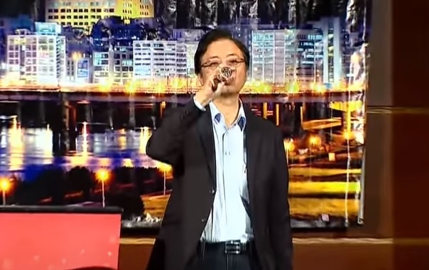 被舒翠玲說「滴酒不沾」、「拿酒杯只是做樣子」的張善政更曾在2019年內科餐會中在台上致詞時敬酒舉杯飲下。 圖:翻攝YouTube