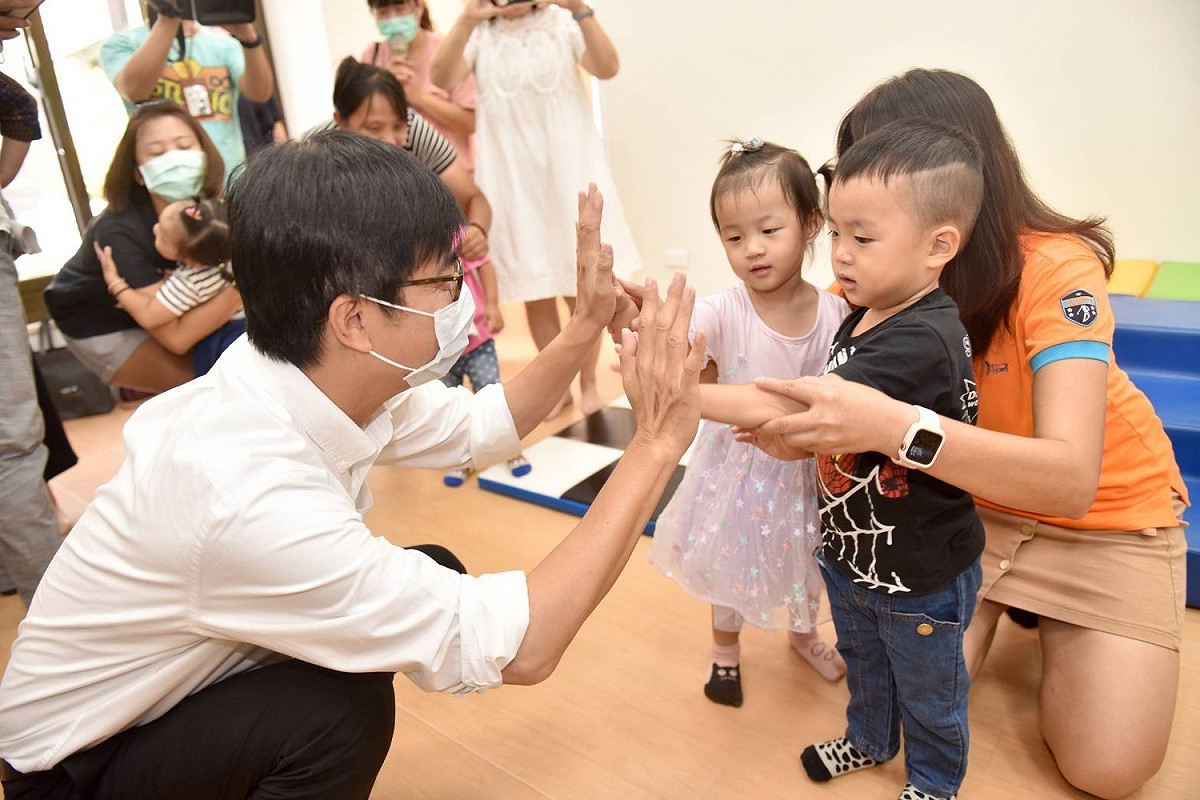 陳其邁(左)提前發放育兒、托育補助。 圖：高雄市政府/提供（資料照）