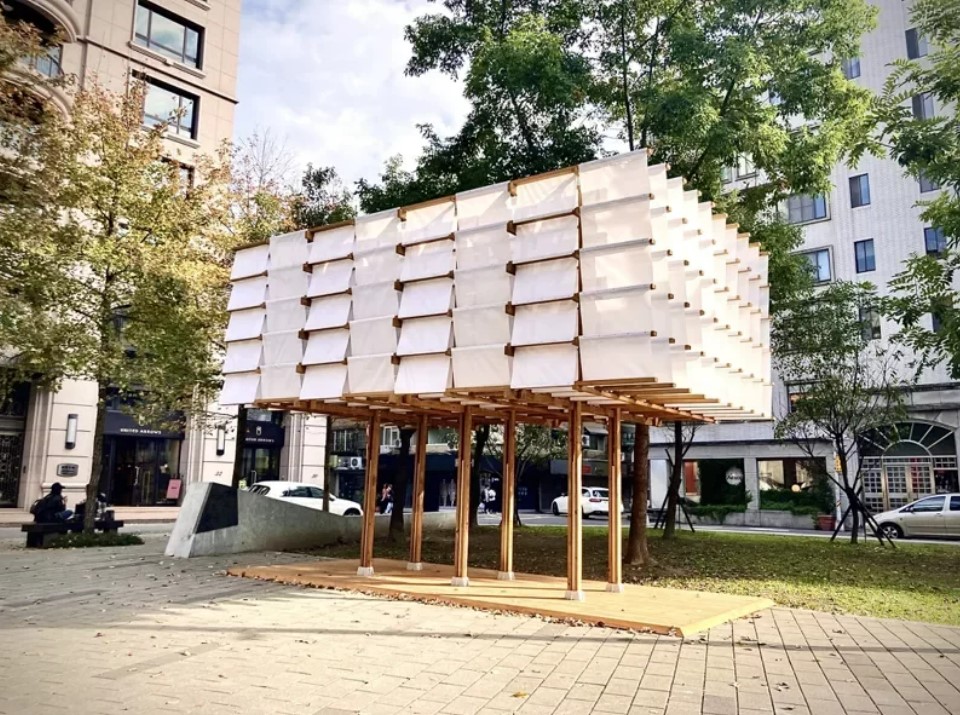 藝術家范承宗於敦仁公園結合實木、鐵件、鋼索等素材創作出大型建築意象作品「仁愛帆城」。 圖：台北市商業處／提供