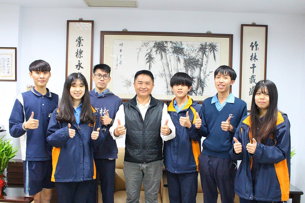 （左起）陳暐仁、洪維鎂、成瑞祥、竹林中學校長盧志雄、郭晏均、顏健弘、胡欣怡。 圖：竹林中學提供