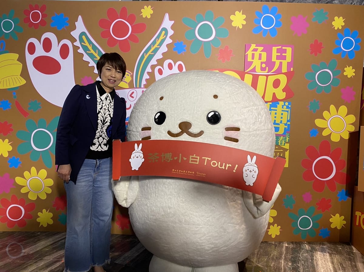 龔雅雯與超萌海豹小白一同合影。 圖：新北市文化局提供