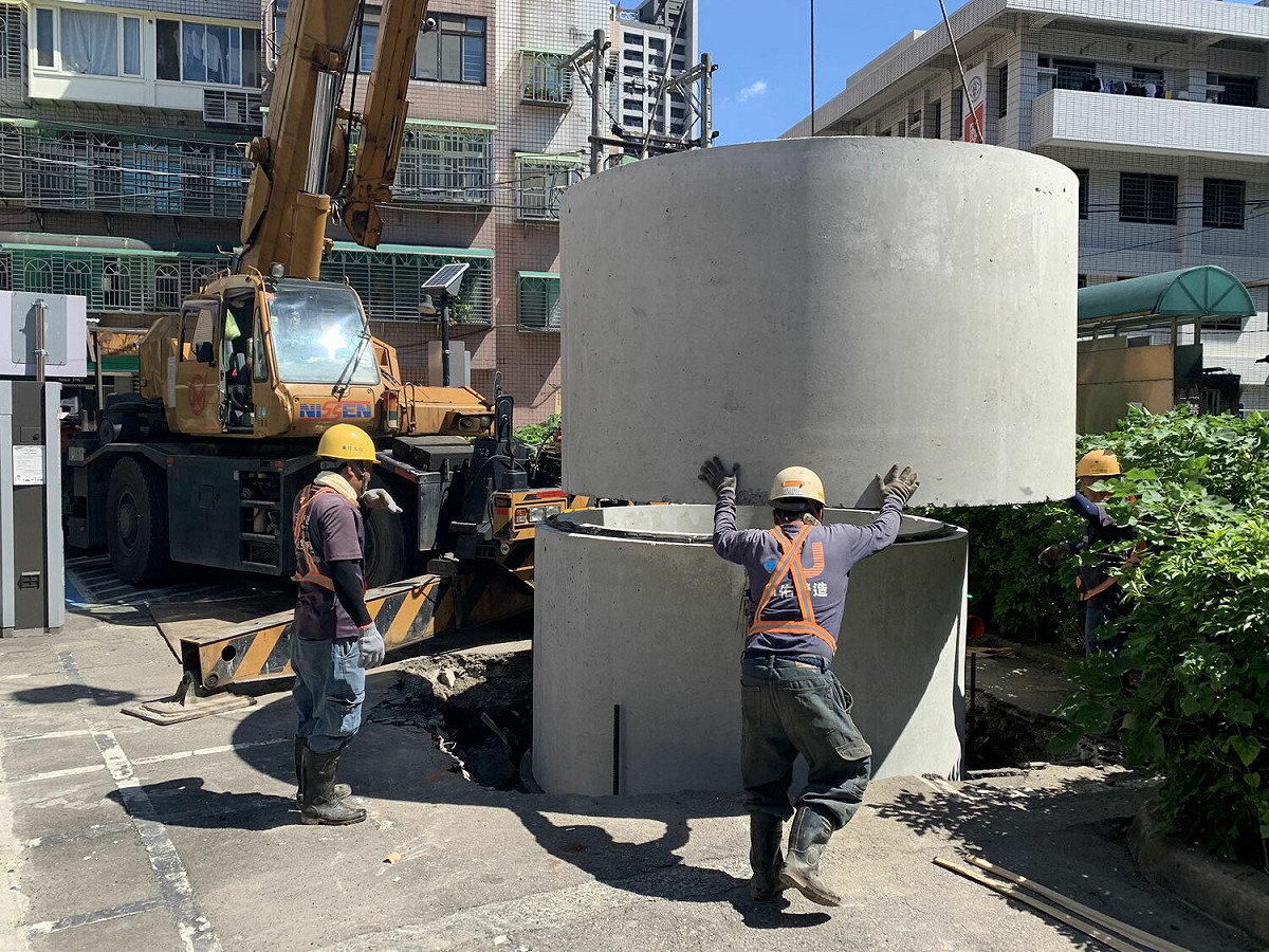 三重光明市場周邊跳脫傳統思維，採設置揚水站克服地下管線障礙。 圖：新北市水利局提供