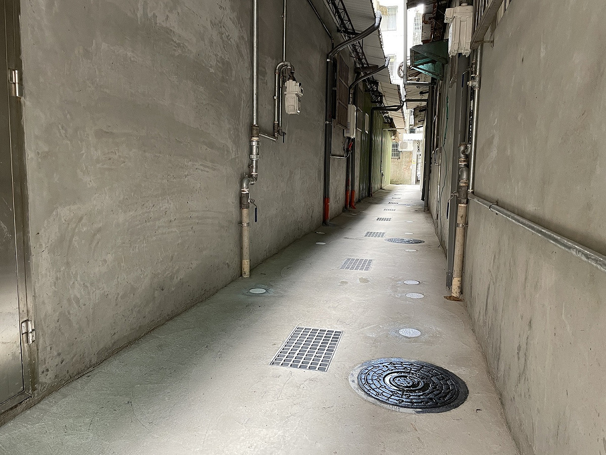 後巷施工完成後變得乾淨寬敞。 圖：新北市水利局提供