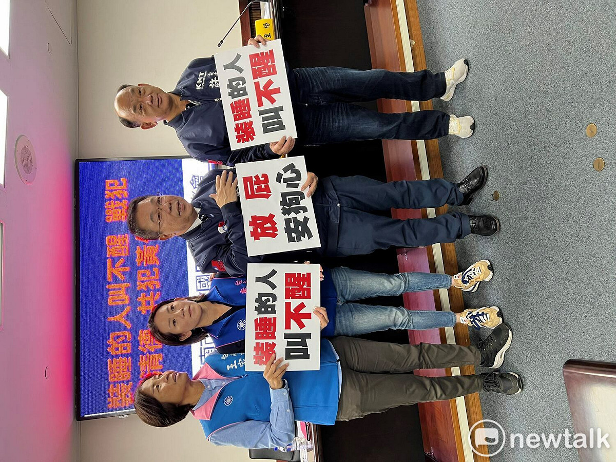 台南市議會國民黨團舉行記者會，續批民進黨裝睡，執政30年將台南搞成黑金故鄉，並質疑88槍擊案、太陽光電黑金案，這把火還會往上燒，並發展出案外案，台南鄉親要真相，請民進黨不要唬弄人民。 圖：黃博郎／攝
