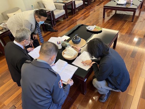 黃重諺今（11）日透露，出於受國民肯定的期望，兵役改革政策前後修改了57個版本，他並釋出一張蔡英文於官邸蹲地與官員討論的照片，強調總統嚴肅看待對國民輸出的訊息。 圖：黃重諺提供
