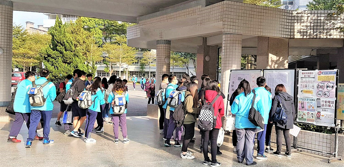 111學年度大學入學考試中心舉辦之學科能力測驗，學生查看考場資料照。 圖：新北市教育局提供
