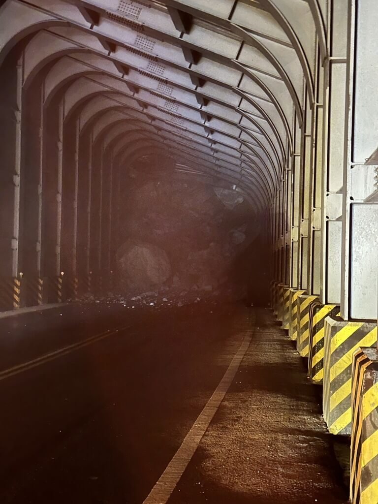 蘇花公路159.3公里處大清水隧道內今（12）天凌晨0時33分發生坍方，隧道口被掩埋。 圖：新城警分局/提供